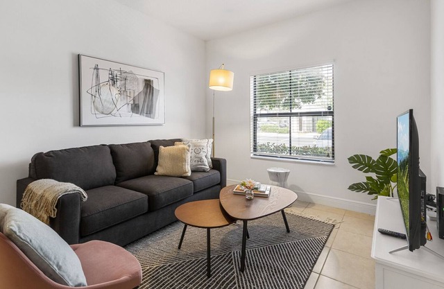 Davie | Gorgeous 3BD/2.5BA Apartment