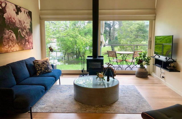 Daylesford Lake Villa 1 .lake frontage and pet friendly