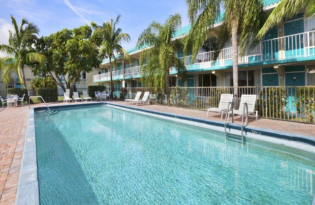 Days Inn & Suites by Wyndham Fort Pierce Midtown