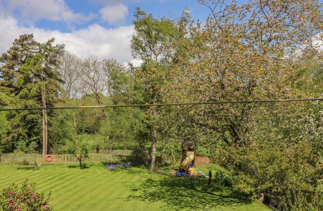 DEAN MEWS, family friendly, character holiday cottage in Horsforth