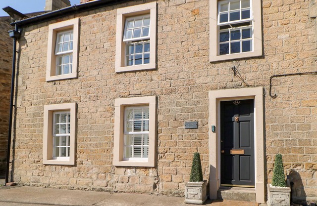 DEANERY VIEW, pet friendly, with a garden in Staindrop