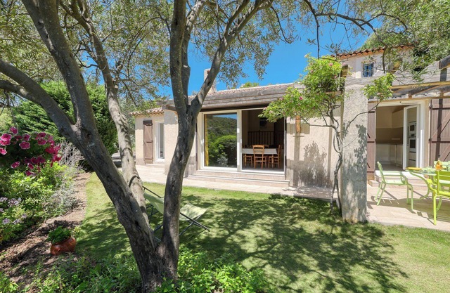 Deatched 2-bedroom house/villa in a peaceful garden near the beach