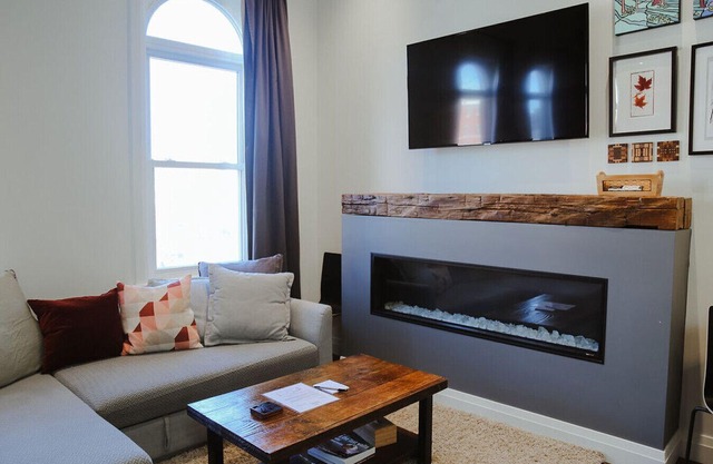 Debonaire Suite: Luxurious - Cozy - Downtown