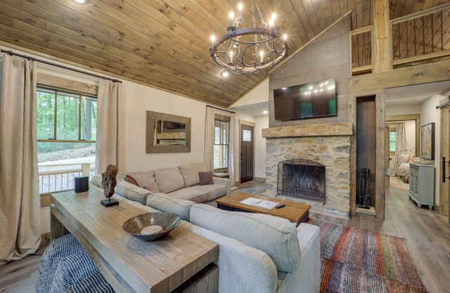 Deep Gap Cabin w/Deck & Community Pool