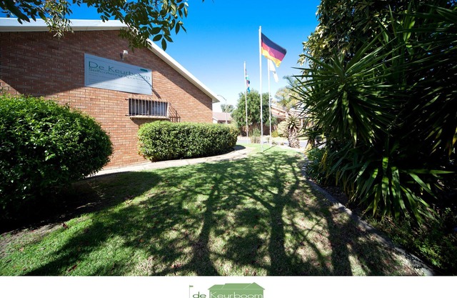 DeKeurboom Guesthouses. (Helen's Cottage)
