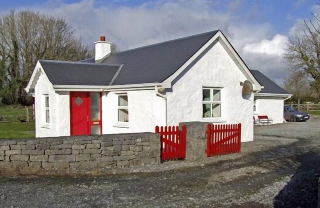 DELIA'S COTTAGE, pet friendly in Ballinrobe, County Mayo