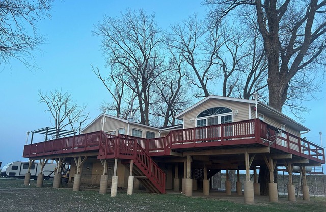Delightful 3-bedroom cabin with AC in Carman