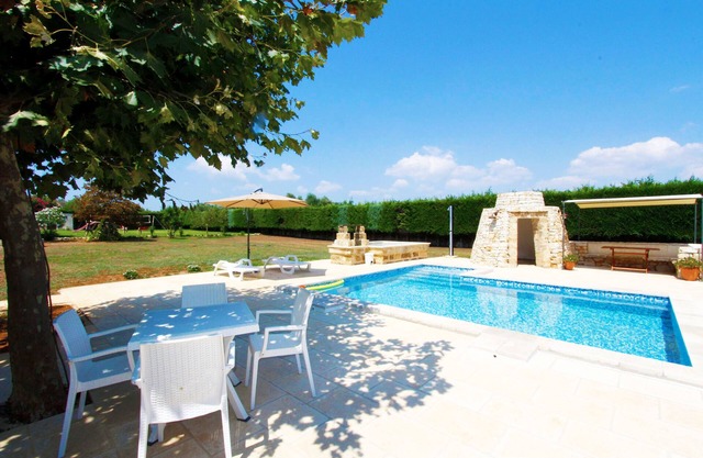 Delightful cottage with private pool 507