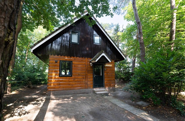 Delightful detached vacation home with private parking located by meadow