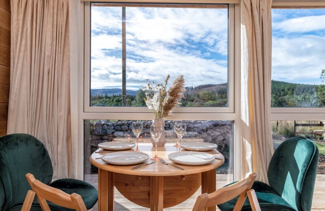 Delightful forest View Cabin with hot tub in Cairngorms