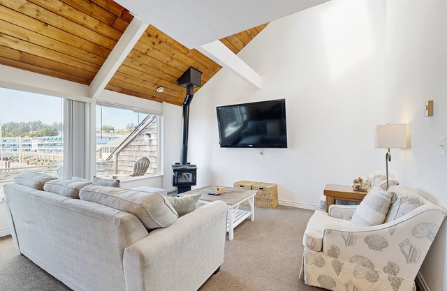 Delightful Harbor Perch Near Town W/Shared Pool/Hot Tub & Private Balcony