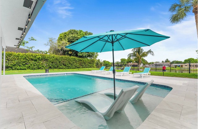 Delray Beach Pool/Spa/Putting Green. Minutes to Beach and Atlantic Ave.