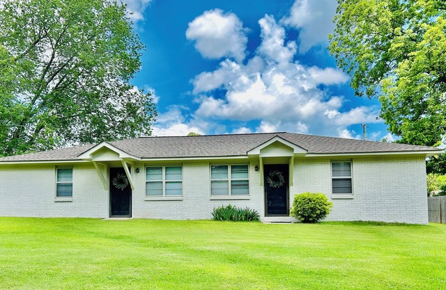 Delta Duplex in amazing Cullman; AC, WiFi, near restaurants & shops