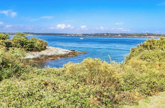 Deluxe 1BR Condo w/Jacuzzi & Bay Views