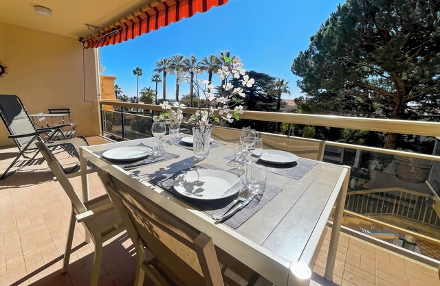 Deluxe 2 bedroom apartment with parking