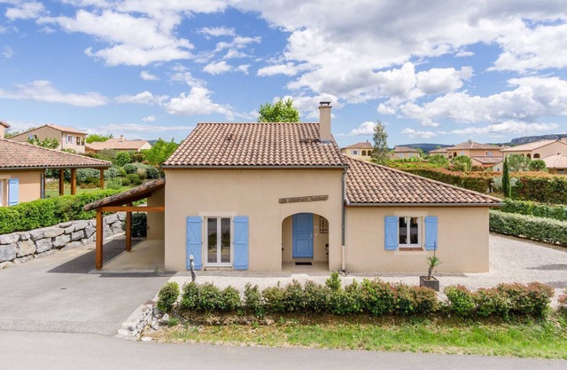 Deluxe Ardeche Villa | Villa de Steenen kamer | 3 Bedrooms | Shared Swimming Pool | Perfect for Fami