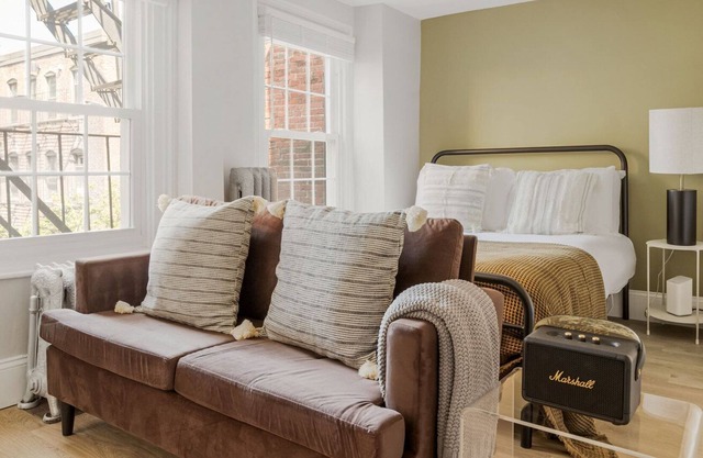 Deluxe Beacon Hill Studio, nr Mass State House & Dining, by Blueground