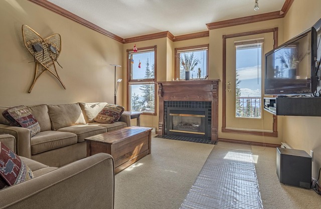 Deluxe Grandview Condo with High Ceilings with Great Ski Access - Pet Friendly!