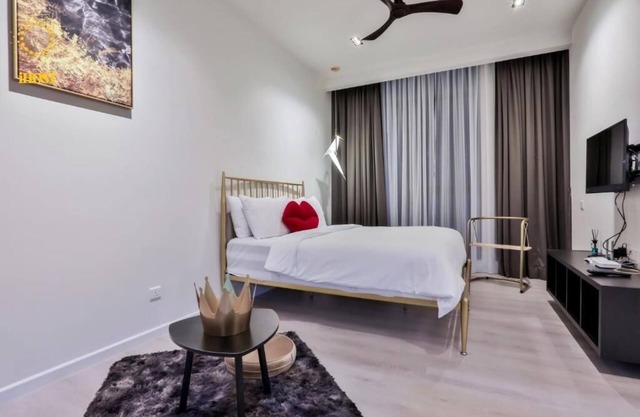 Deluxe King Suite with Garden View 8