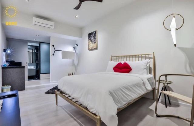 Deluxe King Suite with Garden View 12