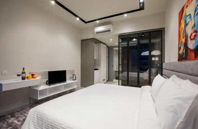 Deluxe King Suite with Twin Tower View 16