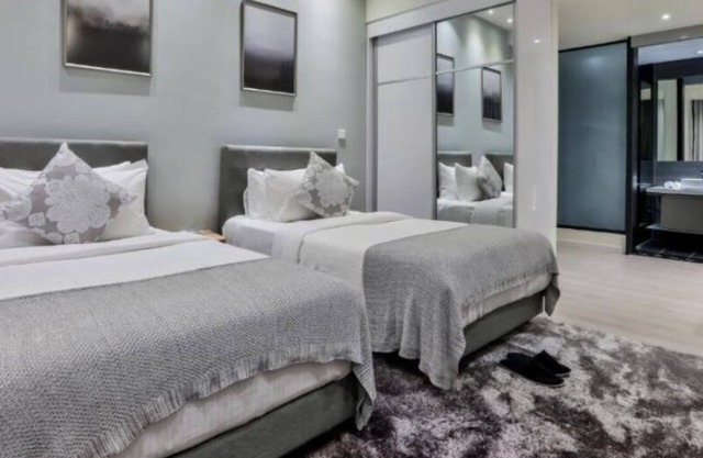Deluxe King Suite with Twin Tower View 32
