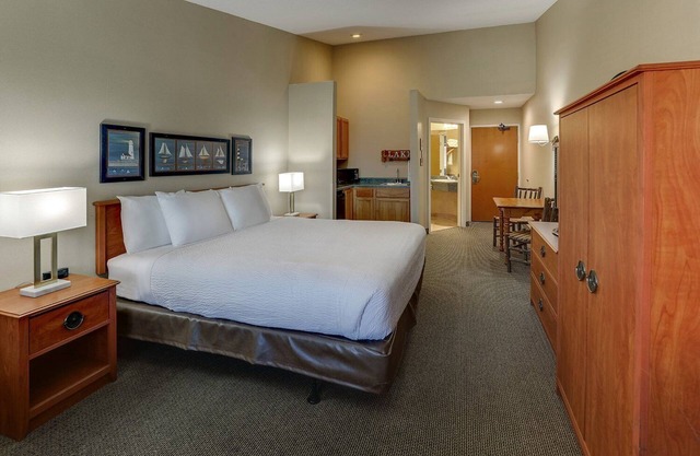Deluxe King with Private Balcony in Peoria! Stoney Creek, Free Breakfast