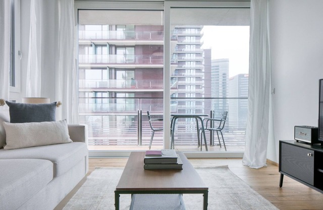 Deluxe Landstraße 1BR w/Pool & Doorman, steps to Metro U3, by Blueground