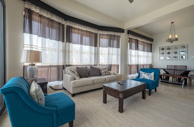 Deluxe Ocean Front Suites A2- Pool/Jacuzzi/heart of Town