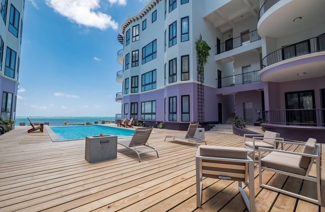 Deluxe Ocean View Suites D2- Pool/Jacuzzi/heart of Town