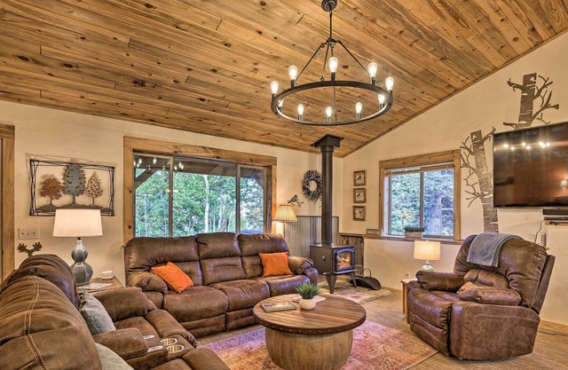 Deluxe Rocky Mountain Hideaway in Como w/ Hot Tub!