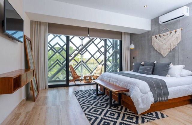 Deluxe Studio with Fitness & Rooftop Pool