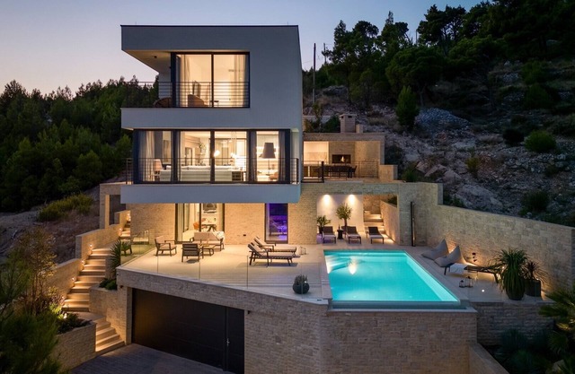 Deluxe Villa Nitia with 4 bedrooms 550m from sandy beach