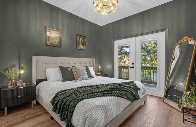 Den on Daniels - Modern Elegance, Private Balcony Steps from Downtown Orlando