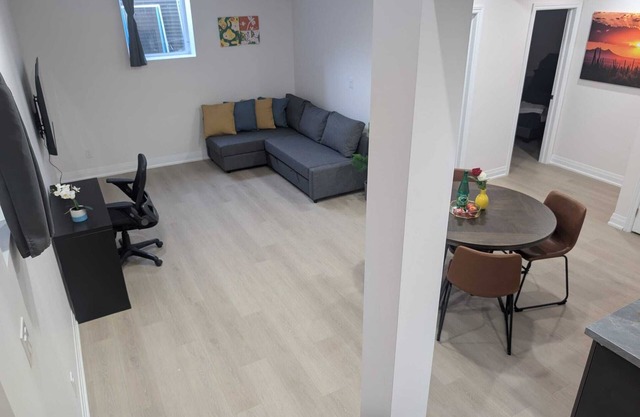 Design your stay: private suite, configurable rooms, minutes from shops.