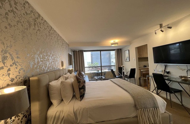 Designed Sydney Hyde Park City Studio with Balcony