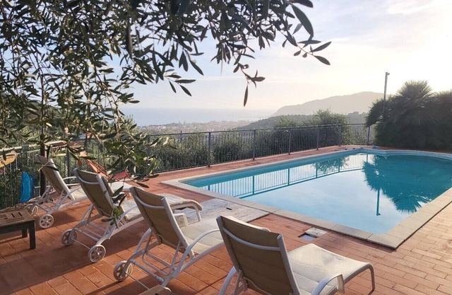 Designer apartment with garden and private pool in a panoramic location