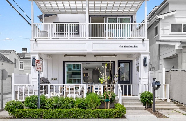 Designer Balboa Home with elevator, steps from the water