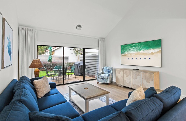 Designer Full Remodel Beach Villa! 6 Seat Golf Cart, Beach, Nearby Pool+Grill