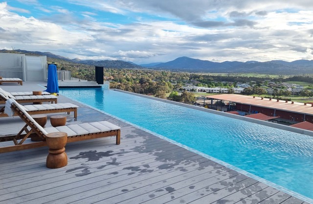Designer Gem! Comfort with Style. Boosts rooftop pool, spa, sauna & park.