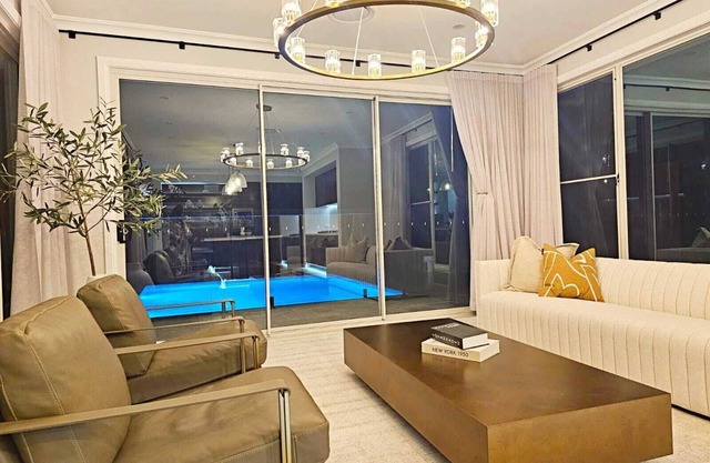 Designer Hampton style house with + Pool 8 guests