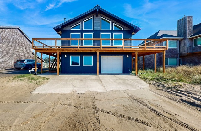 Designer home with stunning ocean & sunset views, steps to beach - dog-friendly
