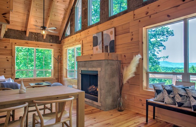 Designer Log Cabin⛰️ Views + Biltmore Pass | Modern Luxury near Saluda