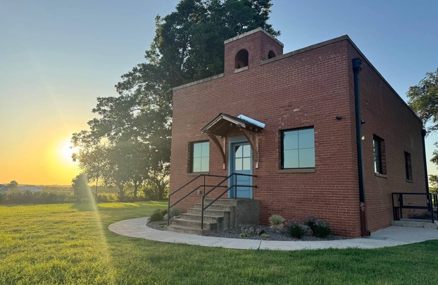 Designer Schoolhouse Retreat- King Beds, Family Friendly, Event Friendly and Game Day Ready!