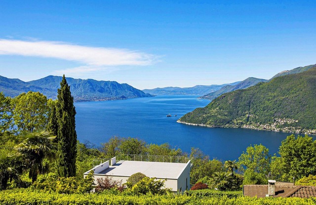 Detached 2-bedroom house with large plot, lake view and whirlpool
