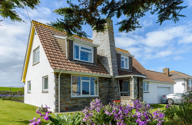 Detached 4 Bedroom House with Stunning sea views just 200 meters from the beach