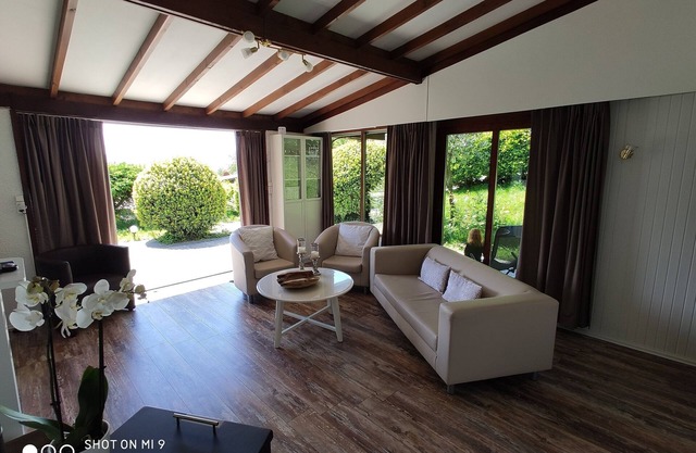 Detached bungalow / cottage with garden and community pool