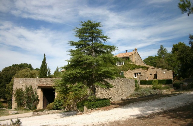 Detached cottage in a Provençal estate 33 hectares, very large pool