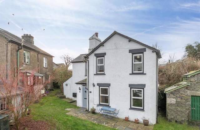 Detached cottage in the popular Lakeland village of Staveley, nr Windermere FREE WiFi