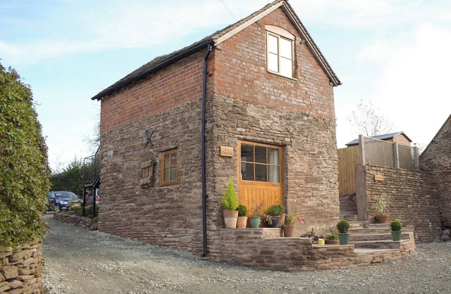 Detached former granary, the perfect base to explore Shropshire.